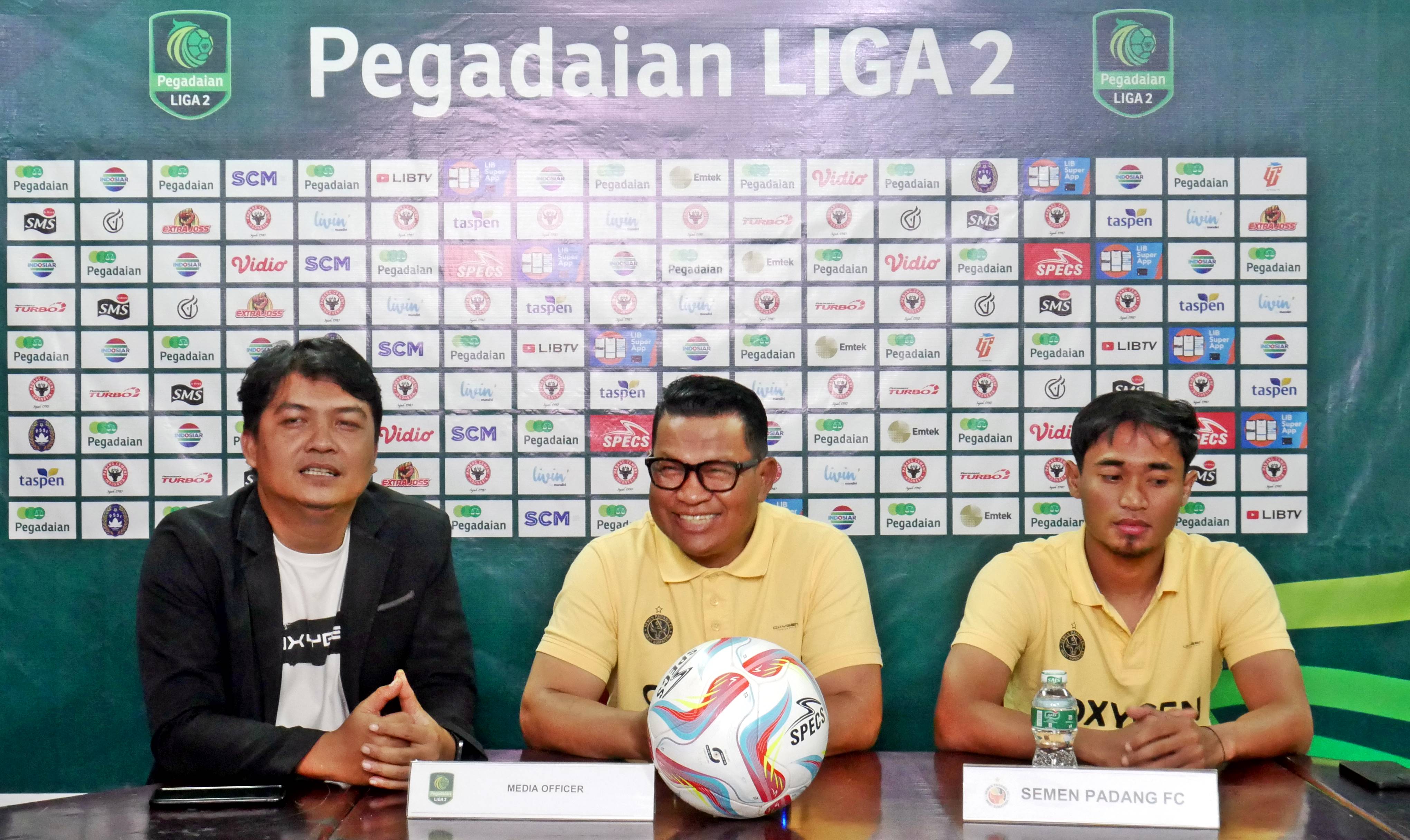 Pelatih Kepala Semen Padang FC Delfiadri didampingi Kapten Tim Rosyad Setiawan, saat sesi jumpa pers jelang laga versus PSPS Riau 